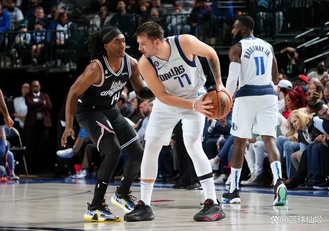 哈兰德重返赛场，爆冷首场状态出色，独行侠观众沸腾！气势如虹延续